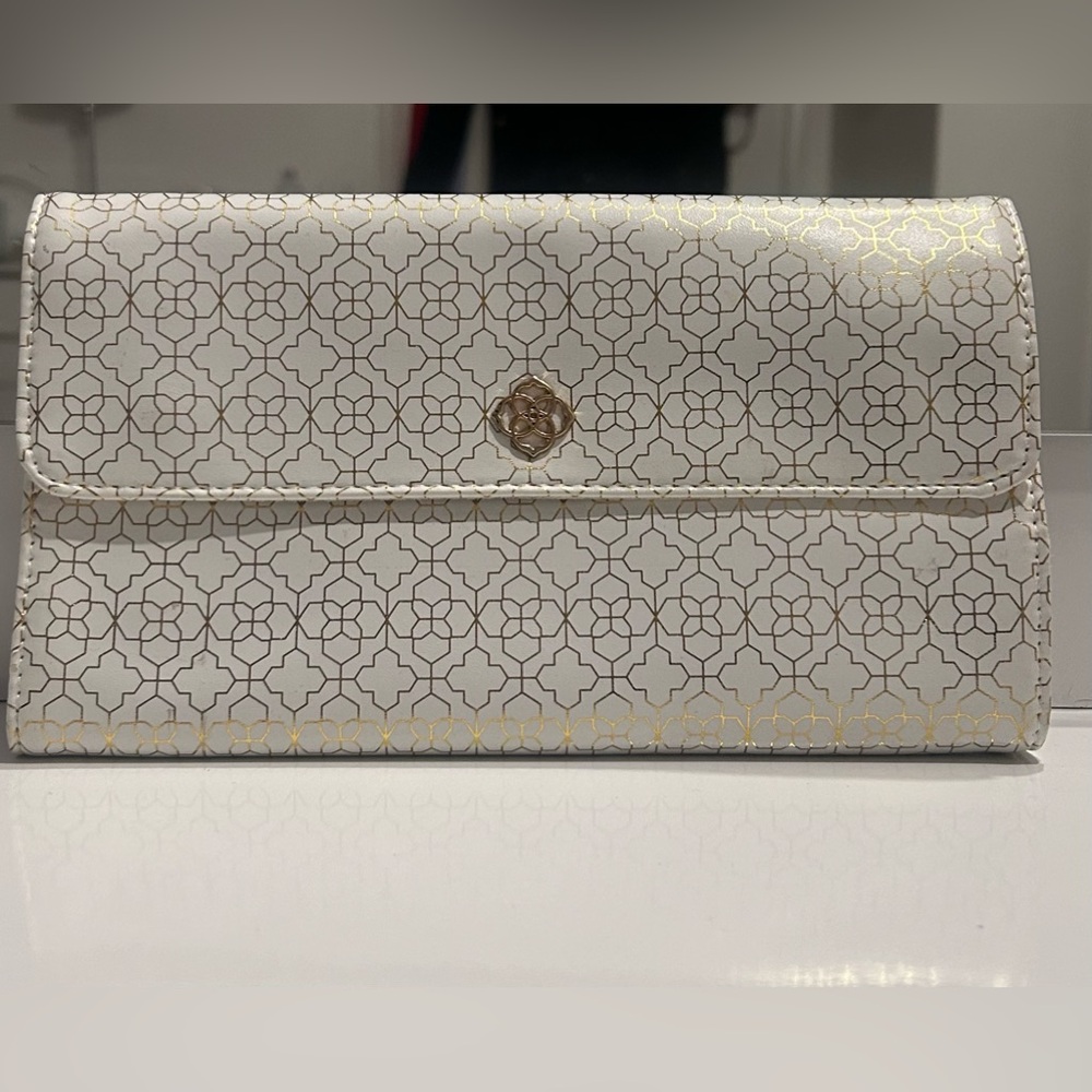 Kendra Scott Elegant White and Gold jewelry case